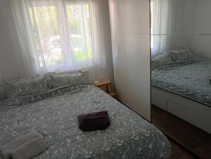 um quarto com uma cama com um saco em Apartment Lungomare em Umag