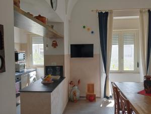 uma cozinha com um balcão e uma ilha de cozinha num quarto em LiMezzi House em Lecce