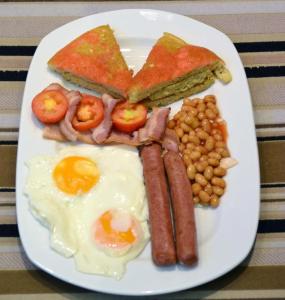 een bord met ontbijtproducten met eieren worst bonen en toast bij HP Pavilion in Abuja