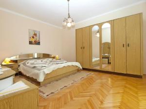 a bedroom with a bed and a large mirror at Ferienwohnung für 6 Personen ca 75 qm in Valtura, Istrien Südküste von Istrien in Valtura