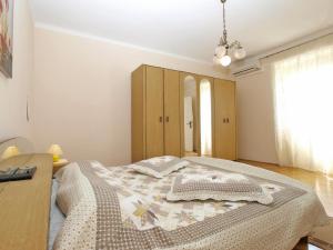 a bedroom with a bed and a desk at Ferienwohnung für 6 Personen ca 75 qm in Valtura, Istrien Südküste von Istrien in Valtura