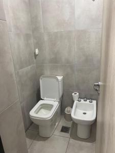 een kleine badkamer met een toilet en een bidet bij Malup in Villa María