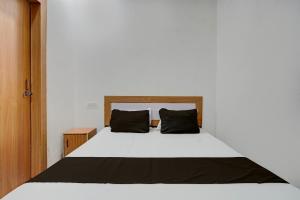 Postel nebo postele na pokoji v ubytování OYO Flagship Hotel Lotus