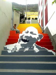 a mural of a man on the stairs of a building at Casa Mrichica in Mão para Trás