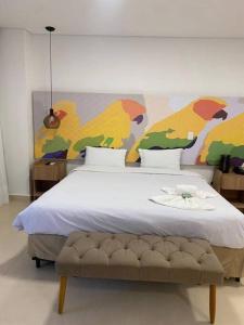 1 dormitorio con 1 cama con una pintura en la pared en Apartamento completo em Resort en Represa Capivari