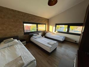 海烏姆札的住宿－Nad Lewiatanem，带两张床和两个窗户的房间