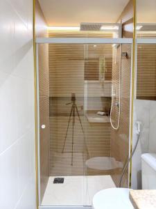eine Dusche mit Glastür im Bad in der Unterkunft Conforto e Sofisticação a poucos metros da Orla in Vila Velha