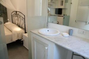 ein Badezimmer mit einem Waschbecken und ein Schlafzimmer mit einem Bett in der Unterkunft Studio für 4 Personen ca 70 qm in Cefalù, Sizilien Nordküste von Sizilien - b59129 in Cefalú