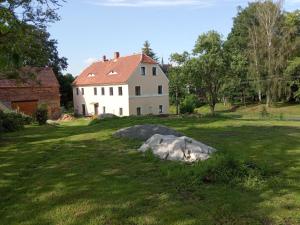 een huis en een rots in het gras voor een huis bij Ubytování Habartice in Habartice