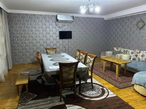 comedor con mesa y sofá en SeMa Qonaq Evi, en Zaqatala