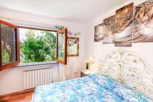 1 dormitorio con cama y ventana en Raggio di Sole, en Massa Lubrense