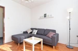 ein Wohnzimmer mit einem Sofa und einem Tisch in der Unterkunft Studio für 4 Personen ca 90 qm in Medulin, Istrien Südküste von Istrien in Medulin