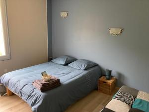 Un dormitorio con una cama con una cesta. en Chez Val et Phil, en La Voulte-sur-Rhône