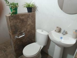 een badkamer met een toilet en een wastafel bij Ortimar in Tolú