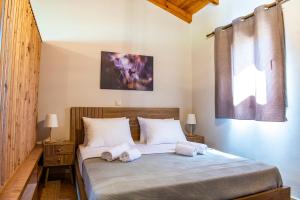 una camera da letto con un letto e asciugamani di Villa Zoe a Amaliada