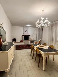 a living room with a dining room table and a kitchen at Casa Bianca Soave in Soave