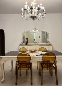 ソアーヴェにあるCasa Bianca Soaveのダイニングルーム(椅子とテーブル、シャンデリア付)
