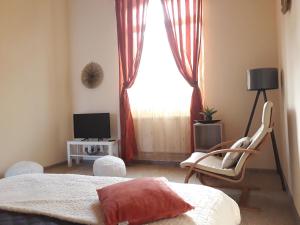 Un dormitorio con una cama y sillas y una ventana. en Three Rivers Apartments - private free parking, self check-in, en Oradea