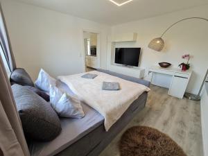 ein kleines Schlafzimmer mit einem Bett und einem TV in der Unterkunft Steinershausen 