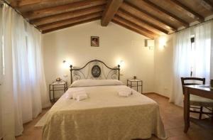 una camera da letto con un letto e due asciugamani di Ferienhaus mit Privatpool für 7 Personen ca 90 qm in San-Pietro-a-Dame, Trasimenischer See a Cortona