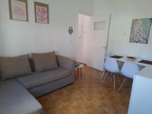 - un salon avec un canapé et une table dans l'établissement Cosy seaside house at Lagkada Chios, à Lagkáda