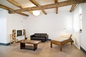 Asino Nero في Milis: غرفة معيشة مع أريكة وطاولة