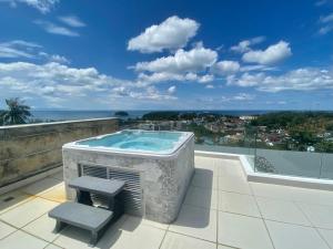 Bazén v ubytování The View Luxury Condominium Karon nebo v jeho okolí