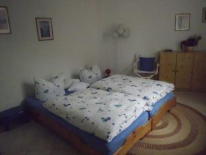 1 dormitorio con 1 cama en una habitación en Ferienwohnung für 5 Personen 1 Kind ca 115 qm in Bad Wilsnack, Brandenburg Landkreis Prignitz, 