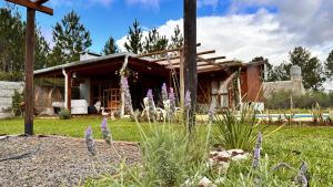 CandelariaにあるCasa con Piscina y Patio Privadoの庭のある家