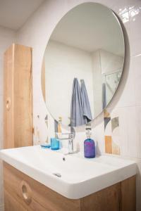 a bathroom with a sink and a mirror at Apartamento 'Koala21', Nuevo, Céntrico y con opción de parking in Jaén