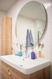 a bathroom with a sink and a mirror at Koala21 - Apartamento céntrico y moderno con Parking in Jaén +14 photos