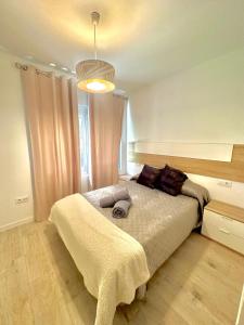 een slaapkamer met een groot bed in een kamer bij Apartamento 'Koala21', Nuevo, Céntrico y con opción de parking in Jaén