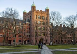 een groot bakstenen gebouw waar mensen voor lopen bij AO Destinations - Wooster Street in Little Italy New Haven in New Haven