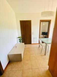 uma sala de estar com uma mesa e uma caixa no chão em A&G Guest House em Perugia