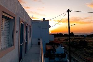 een gebouw met de zonsondergang op de achtergrond bij G.S. Studio 2 in Mastichari