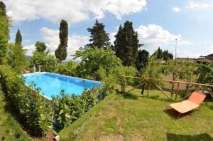 basen w ogrodzie z krzesłem w obiekcie Ferienhaus mit Privatpool für 4 Personen ca 70 qm in San Gennaro, Toskana Provinz Lucca w mieście San Gennaro