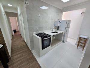 Η κουζίνα ή μικρή κουζίνα στο Quarto Privativo em Condominio