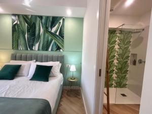 サンタニェッロにあるVilla Costanza sorrento B&bのベッドルーム1室(壁に絵画が描かれたベッド1台付)
