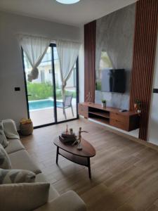 sala de estar con sofá y mesa de centro en Downtown puntacana luxury suites, en Punta Cana