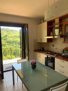 - une cuisine avec une table en verre et une vue dans l'établissement A&G Guest House, à Pérouse