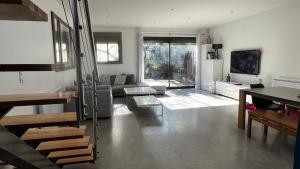 een woonkamer met een bank en een tafel bij Sweet Home LR in Le Raincy