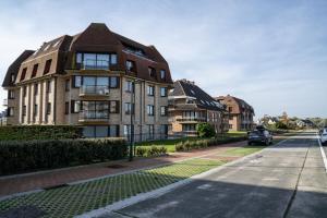 a building on the side of a street at Genieten in Groenendijk Oostduinkerke Koksijde - Vitamine Zee in Koksijde