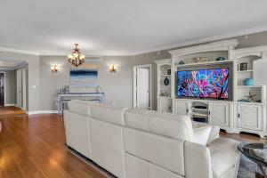 Et tv og/eller underholdning på Coastal Elegance: Your Clearwater Beach Escape