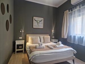 1 dormitorio con 1 cama con 2 toallas en KORZO SUITES SENGLEA WATERFRONT en Senglea