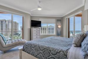 En eller flere senge i et værelse på Coastal Elegance: Your Clearwater Beach Escape