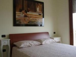 una camera con un letto con una foto sul muro di Ferienwohnung für 3 Personen ca 50 qm in Pineto, Adriaküste Italien Mittlere Italienische Adriaküste a Pineto