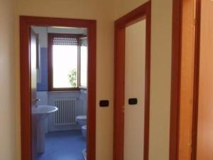 bagno con lavandino, servizi igienici e finestra di Ferienwohnung für 3 Personen ca 50 qm in Pineto, Adriaküste Italien Mittlere Italienische Adriaküste a Pineto