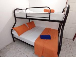 מיטה או מיטות קומותיים בחדר ב-Magic: Altamar Cabin - (Frontbeach)
