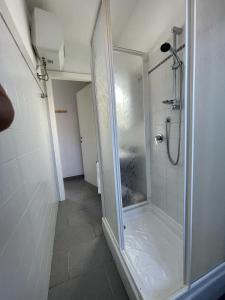 マリーナ・ディ・グロッセートにあるCasa Porto San Roccoのバスルーム(ガラスドア付きのシャワー付)