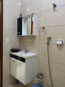 La salle de bains est pourvue d'un lavabo et d'une douche. dans l'établissement lolahouse, à Monte Sião